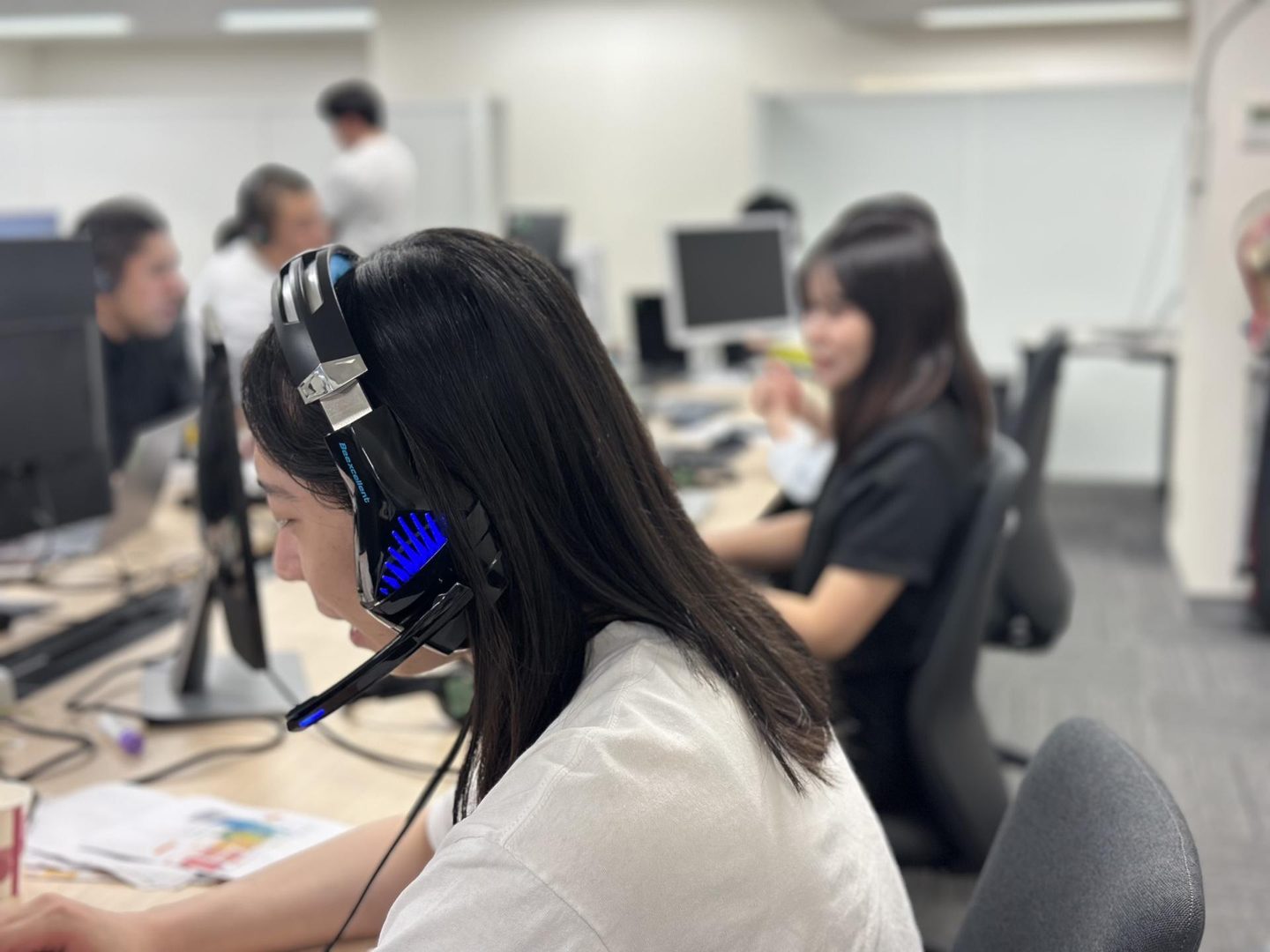ヘッドセットを着けて電話対応するコールセンターのメンバー