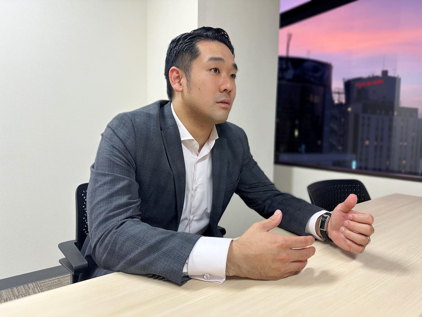 インタビューに答える代表の森山裕哉