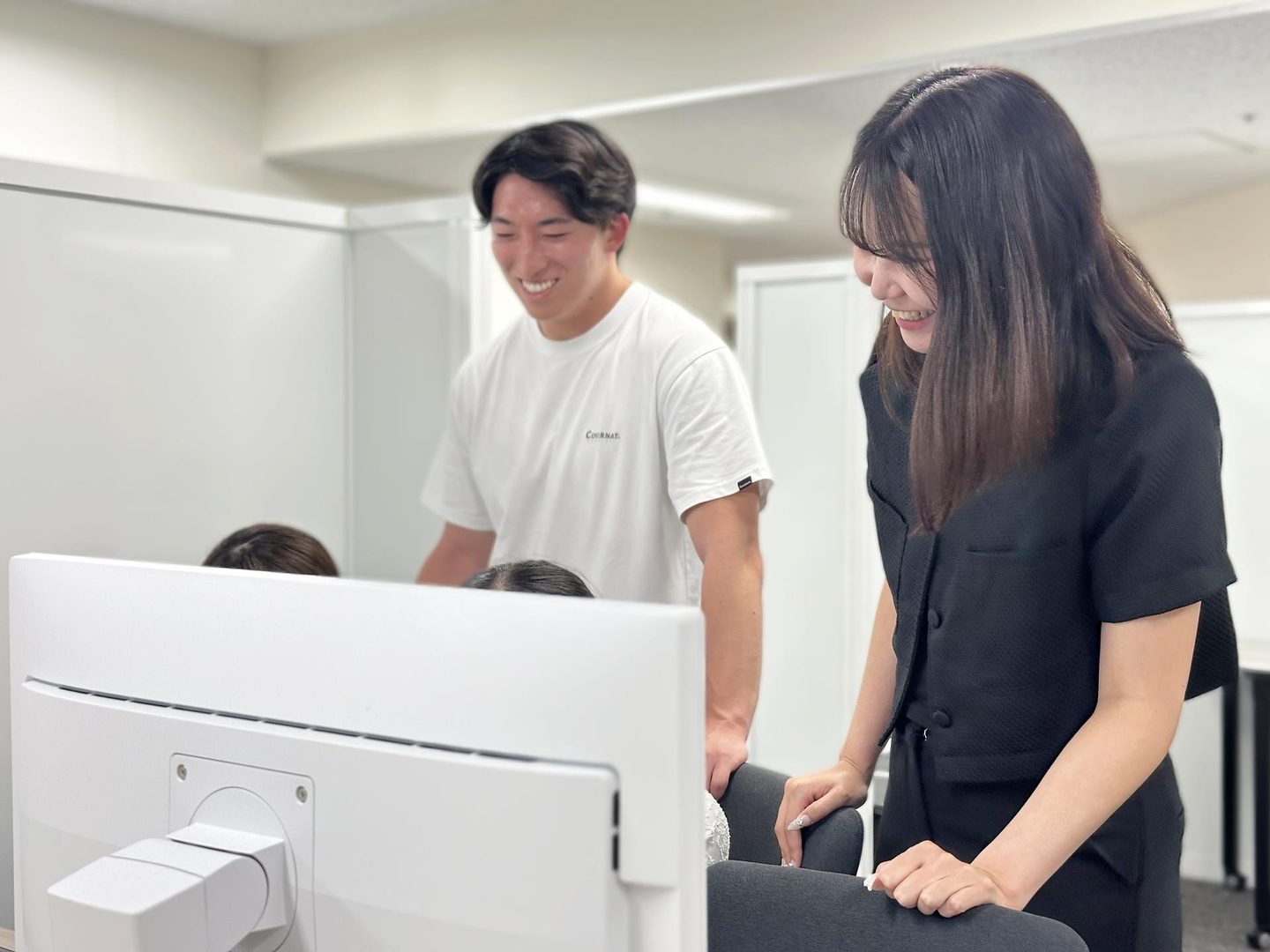 メンバーと笑顔で話す春日井
